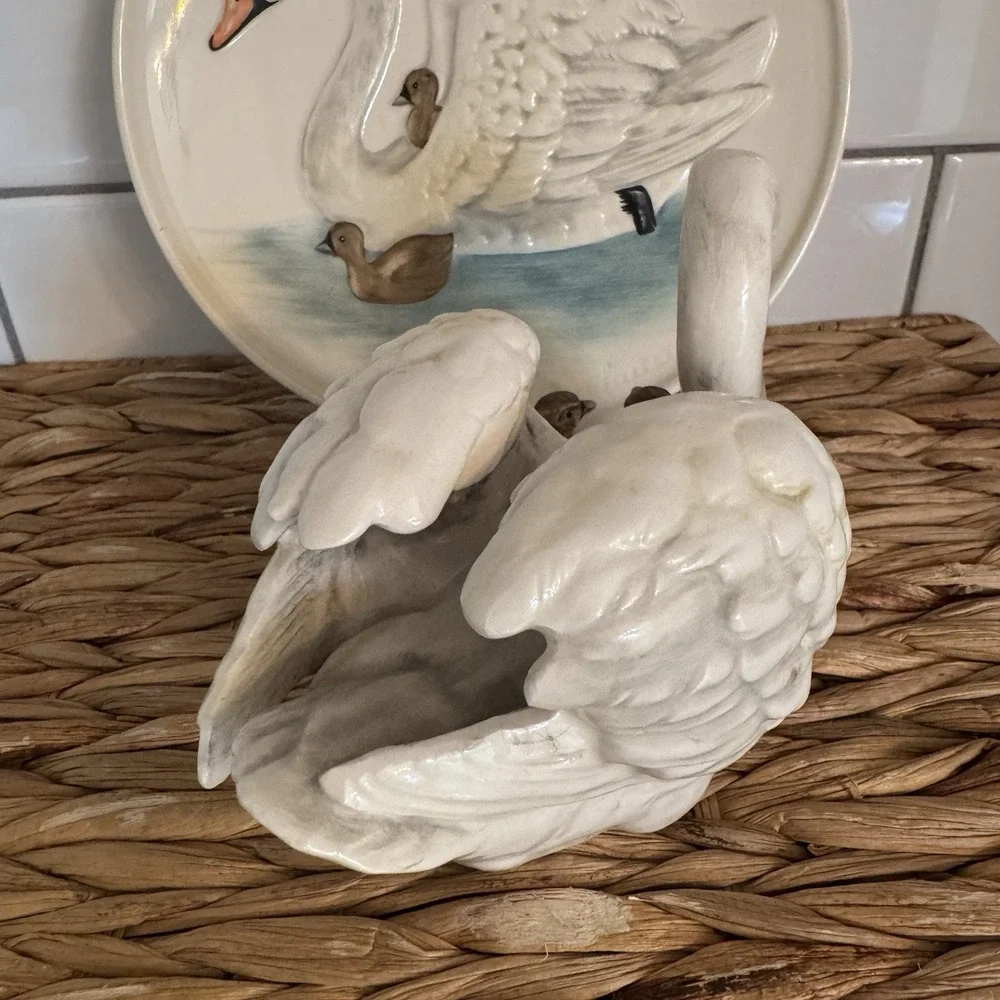 Goebel Mothers series 8th Edition Swan Mom And Baby Plate‎ And Figure